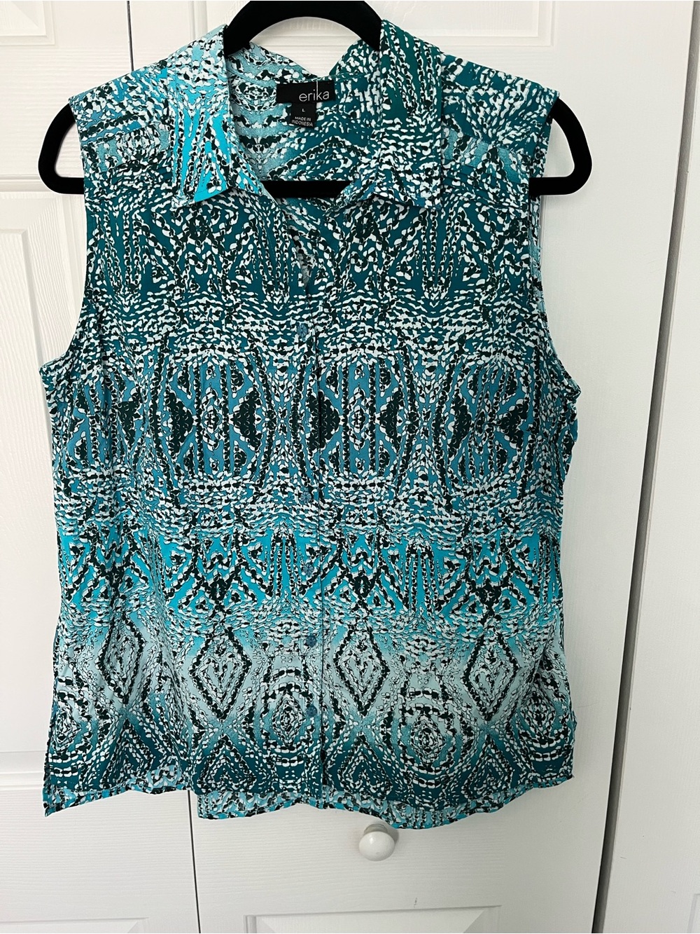 ERIKA Size L Teal Geometric Print Sleeveless Button Front Blouse